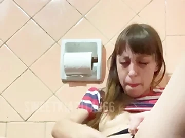 Lovely Amateur teen brunette masturbating outdoor