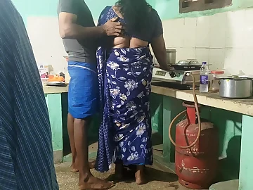 Desi Aunty close by cock-squeezing vulva bangs non-natural while cooking in kitchen