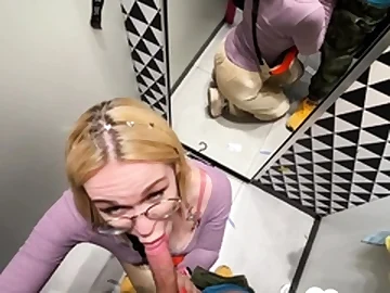 Girlfriend gives a blowjob in the changing booth